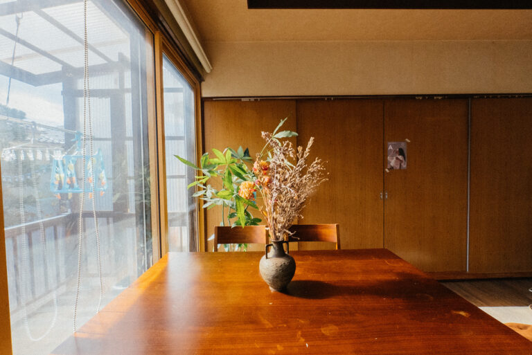 窓辺のダイニングテーブルと季節の花